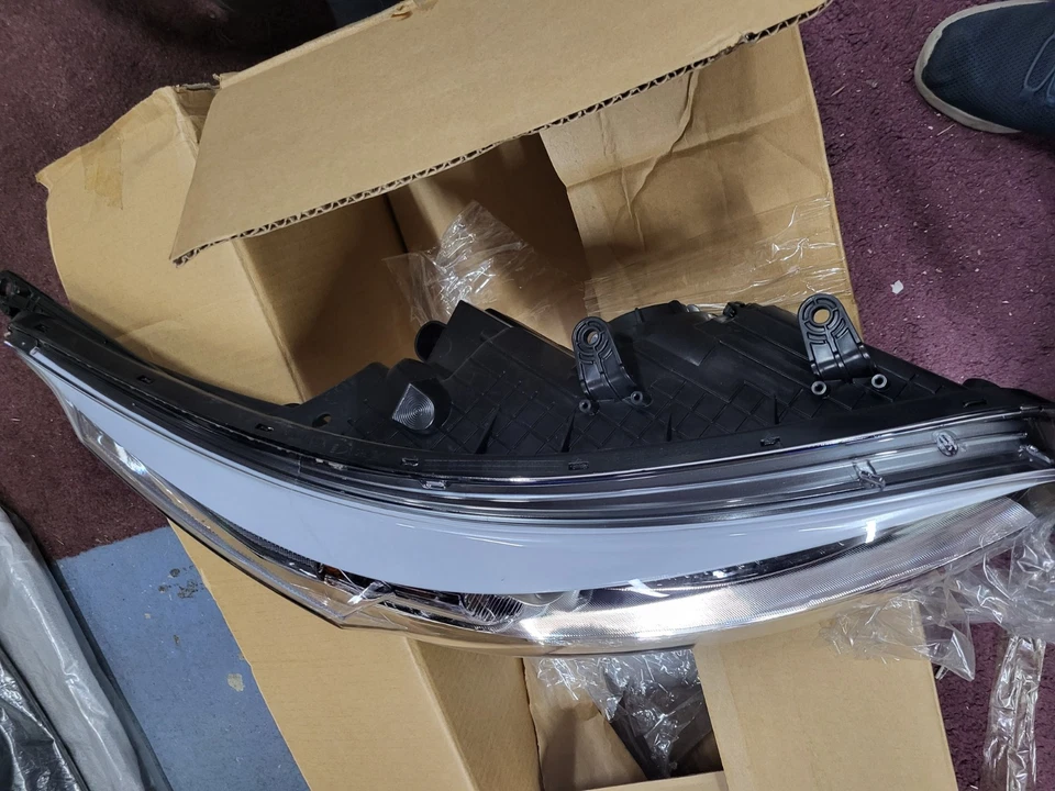 GENUINE NEW KIA CEED 2012 - 18 RIGHT HEADLIGHT 92102 A2380 - Image 2 of 4