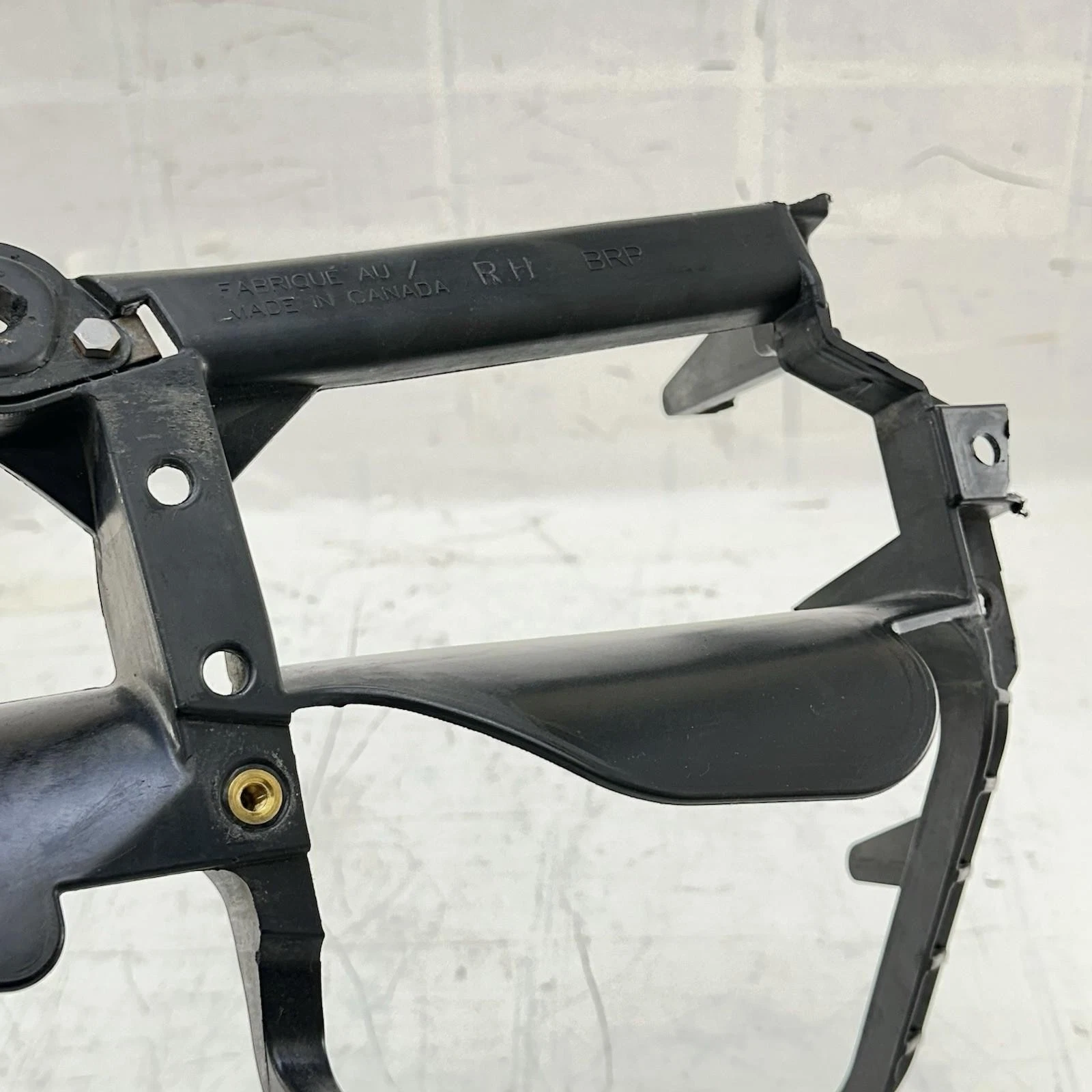 2016 CAN-AM SPYDER RT LEFT SIDE FAIRING STAY FRONT COWL BRACKET HOLDER MOUNT