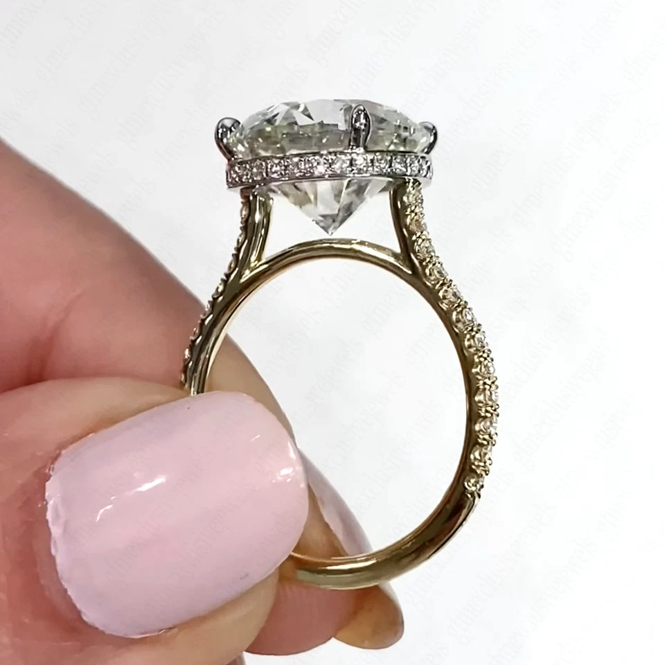 Anillo de compromiso envolvente redondo de moissanita de 4,75 quilates de oro sólido de dos tonos de 14 K Foto 4 de 4