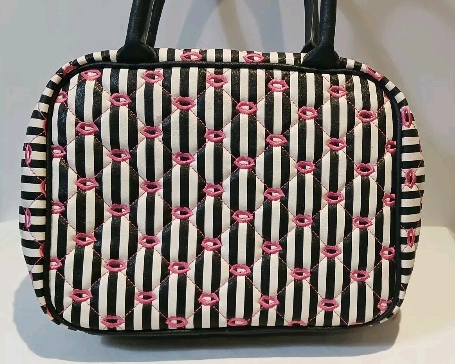 Bolso de Aseo Betsey Johnson Blanco y Negro Rayas Rosa Labios Dorado Beso Dije  Foto 4 de 4