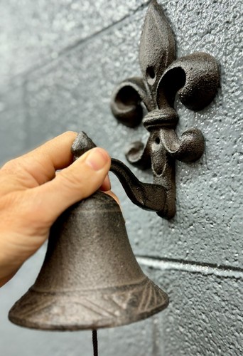 VINTAGE Cast Iron Farm house Dinner Bell w Bracket Loud Tone Front Door Decor - Picture 6 of 21