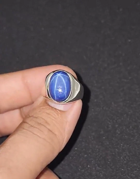 Hermoso anillo vintage de plata maciza con zafiro estrella azul lindy para hombre Foto 4 de 4