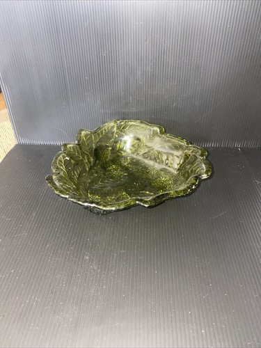 Vintage Green Glass Dish w/ Leaf and Berry Design - 第 1/4 張圖片