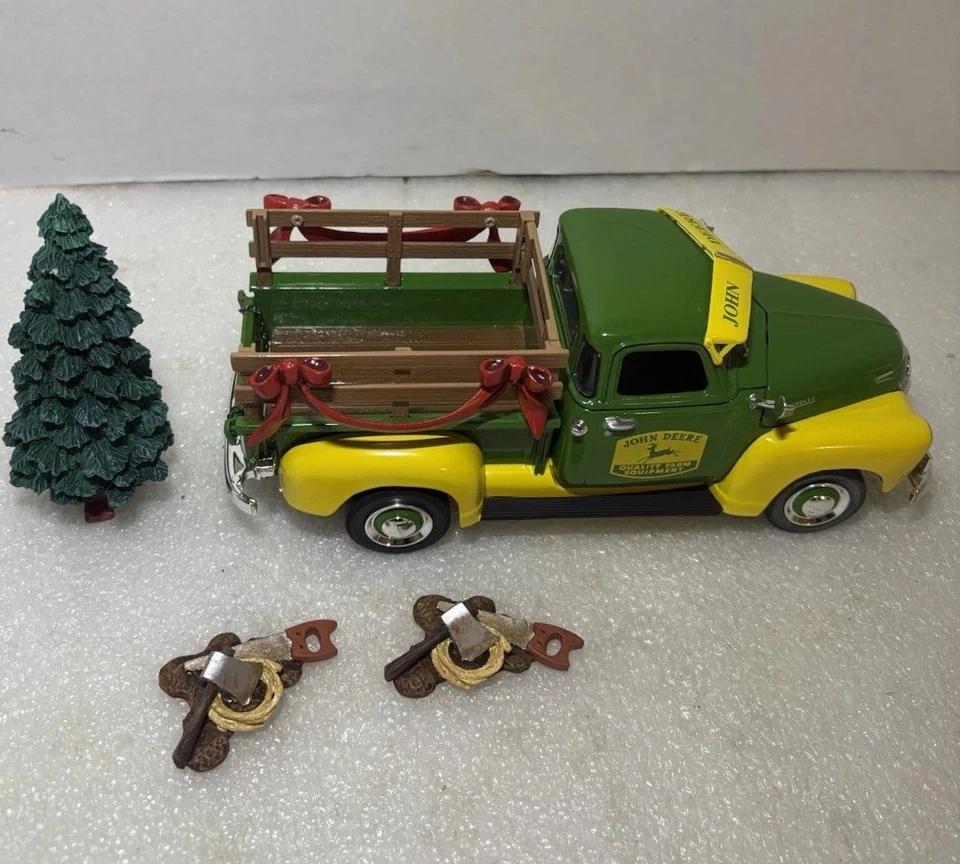 Camioneta Chevy John Deere 1950 Ertl Classics con árbol de Navidad, diecast 1/25 Foto 2 de 4