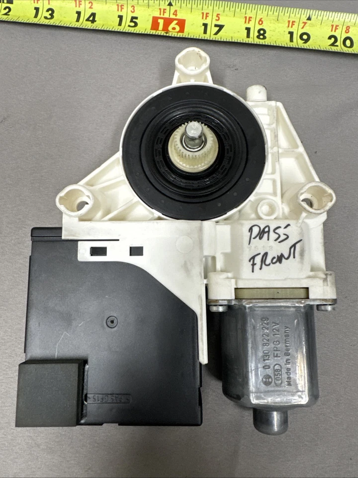 Volkswagen Passat Front Right/Pass Power Window Regulator Motor 561959702 - Image 4 of 4