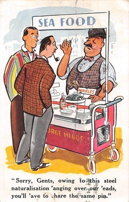 POSTKARTE COMIC MEERESFRÜCHTE STALL HERREN STAHL EINBÜRGERUNG TEILEN DIE GLEICHE ANSTECKNADEL