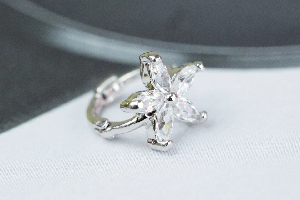 Flor aro cartílago pendiente delicada flor para hélice delicada circonita cúbica lóbulo aro Foto 3 de 4