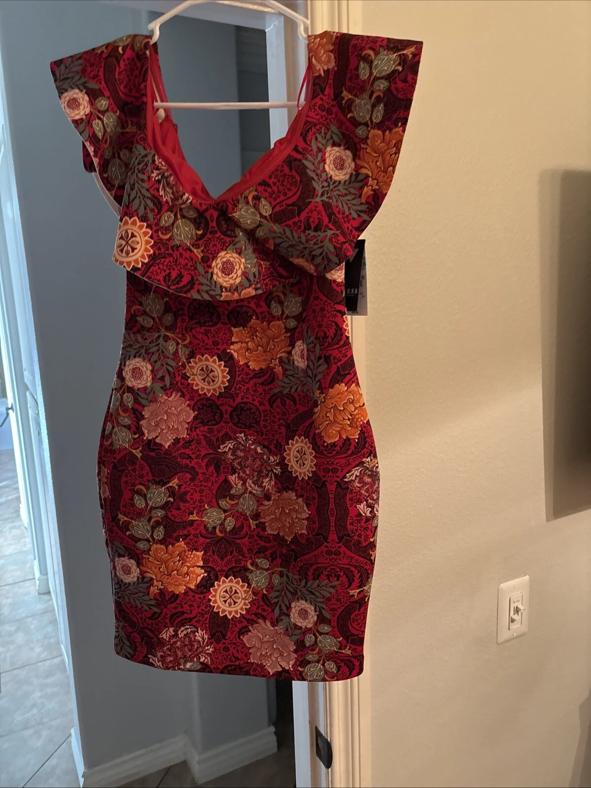 VALENTINO Abito slim fit GUESS nuovo con etichette taglia S cocktail party bellissima stampa rossa. Taglia 4 6 W