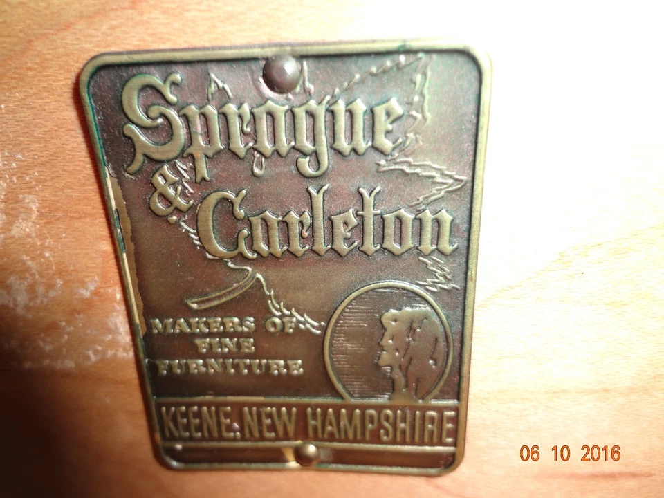 Hermoso escritorio antiguo de secretaria de arce de madera dura Sprague y Carleton y llave esbellada  Foto 4 de 4