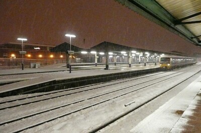 Foto 6x4 Lesestation An einem verschneiten Abend als der größte Teil des Straßennetzes c2009
