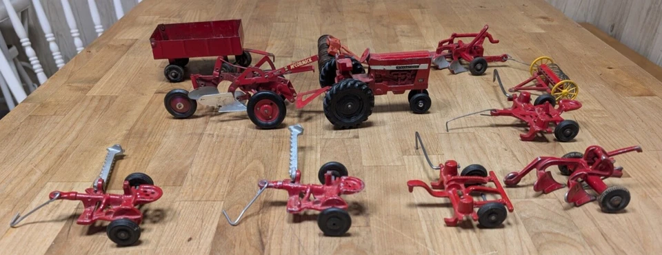11 Pieces Diecast Tractor International Harvester FARMALL With Implements 1:32 - Image 3 of 4