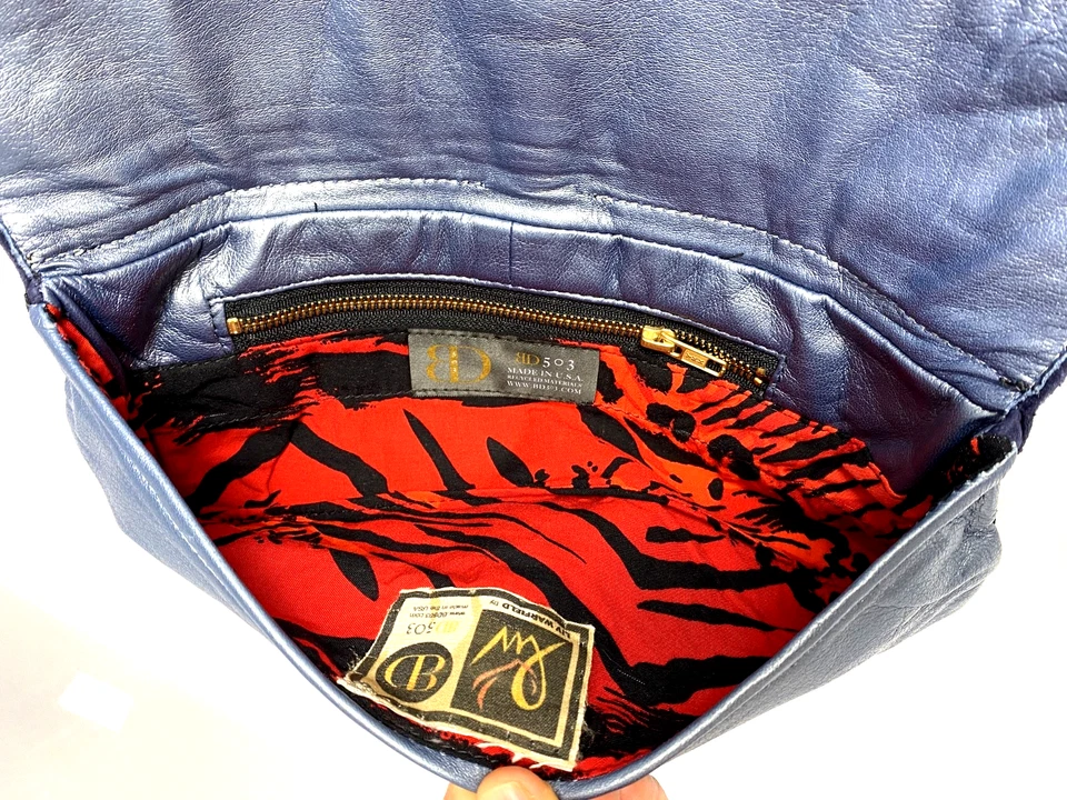 Bolso de mano Bd503 verde metalizado serpiente de agua y gamuza azul accesorios geométricos Foto 4 de 4