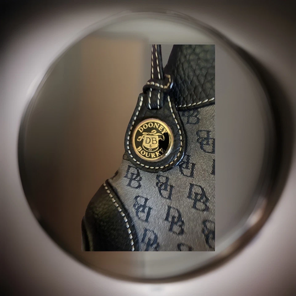 Bolso de hombro/bolso de mano hobo vintage Dooney & Bourke de tela negra con logotipo monograma Foto 2 de 4