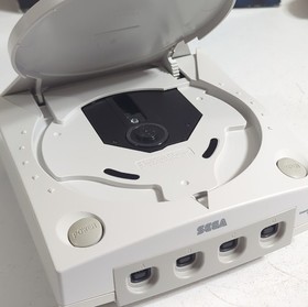 SEGA Dreamcast HKT-3020 Console White w/ Box, 2 Controllers, 4 Games