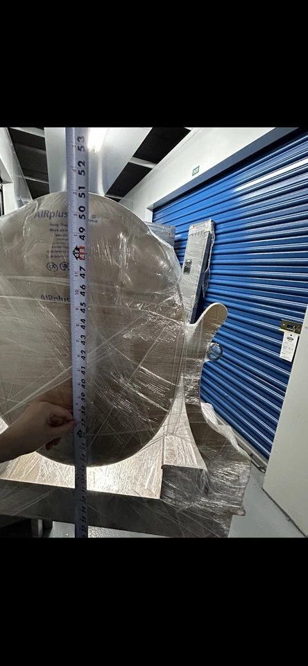 Mesa de tocador dorada con espejo ovalado y cajón de almacenamiento y silla taburete dorada Foto 3 de 3