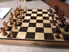 Scacchiera e pezzi scacchi e dama vintage