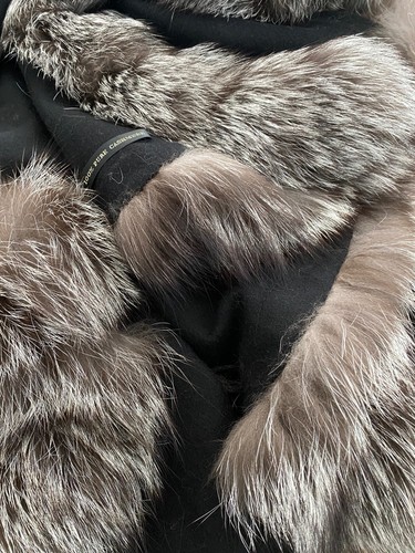 VOLARE New York Cashmere Black Shall with Fox Fur Trim - Picture 12 of 12