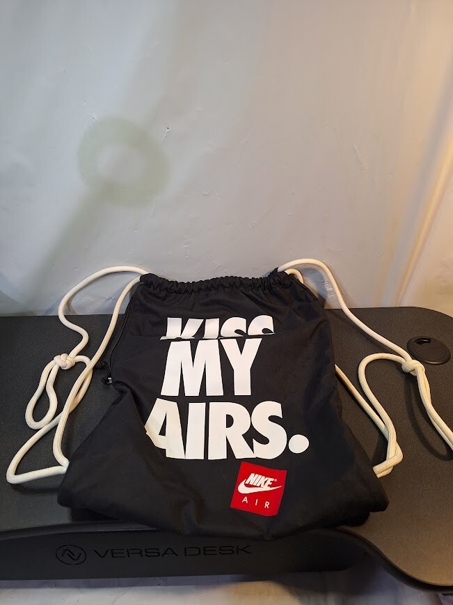 NIKE ” KISS MY AIRS ” GYMSACK ジムサック 黒 Nike Heritage Kiss My Airs Black Gym Sack Drawstring