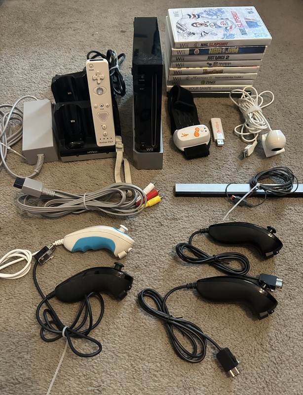 Nintendo Wii Black RVL-001 GameCube Compatible Bundle Wii Sports Resort 10 Games