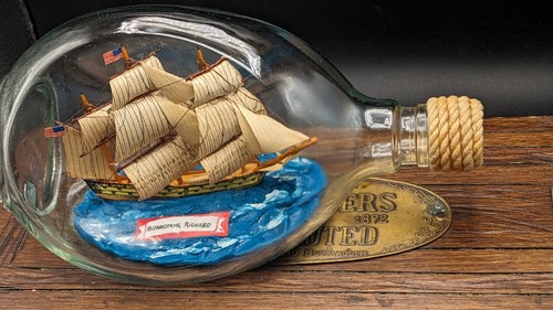 Großes Schiff " Bonhomme Richard " in alter HAIG Flasche. Made in England
