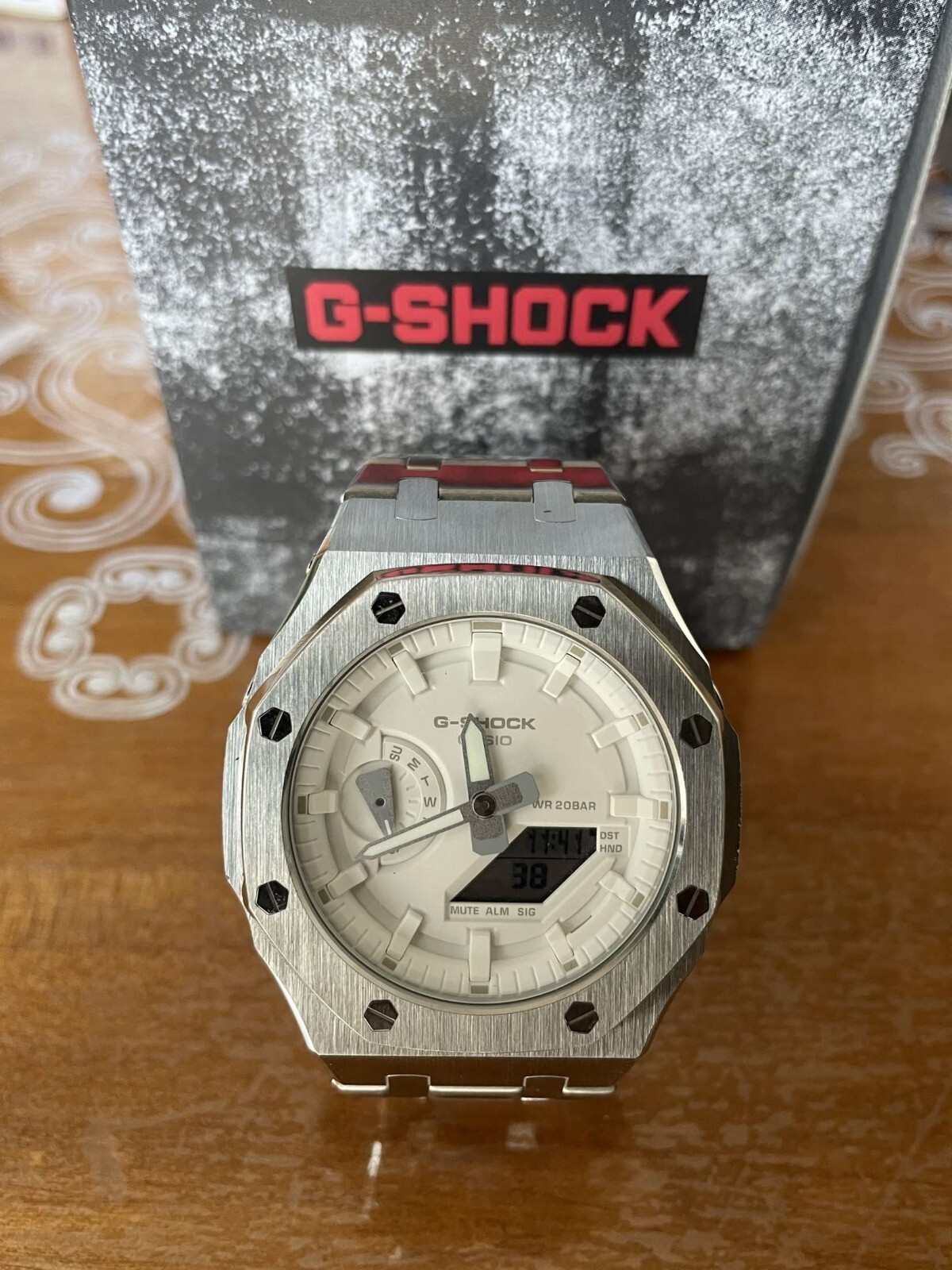 Montre G-Shock intérieur blanc antichoc avec cadran argenté lumineux
