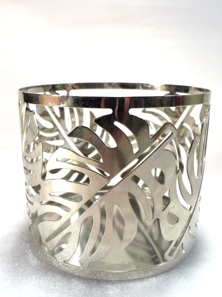 Candelabro de 3 mechas Bath and Body Works diseño hojas de palma plateadas 4" Foto 4 de 4