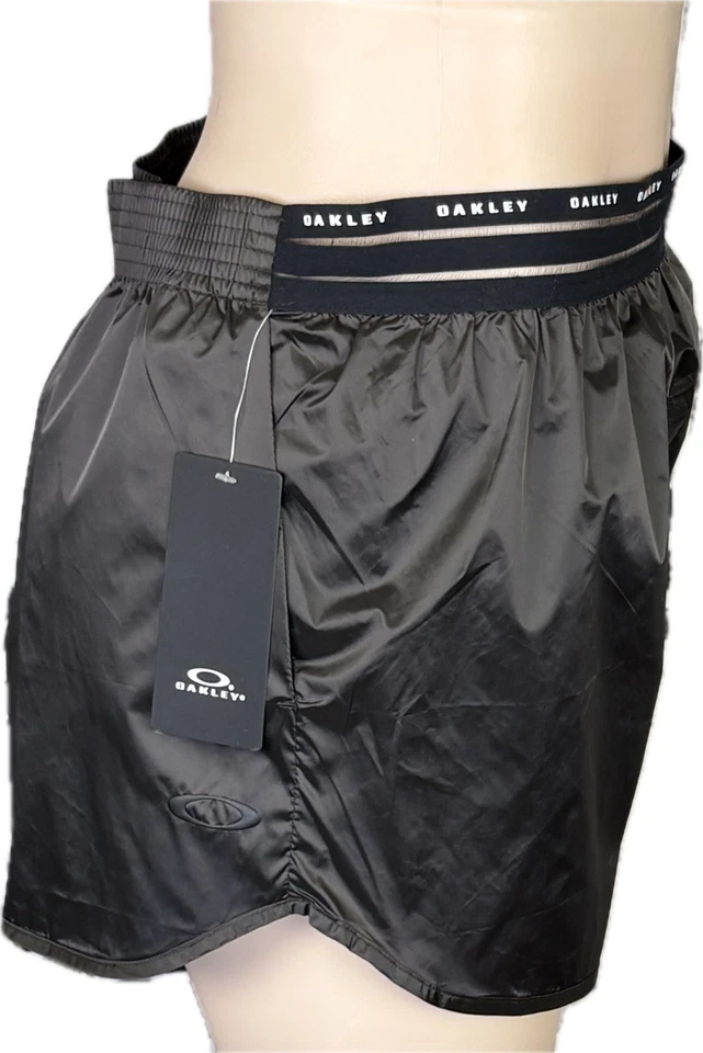 Pantalones cortos de lujo Oakley L con logotipo de ceniza oscura cintura de malla bolsillos laterales de nailon Foto 3 de 4