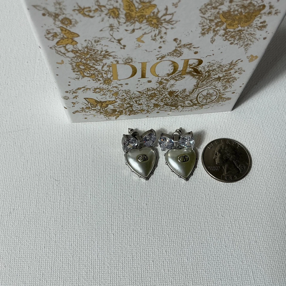 Pendientes Dior corazón blanco con lazo de plata Foto 3 de 3