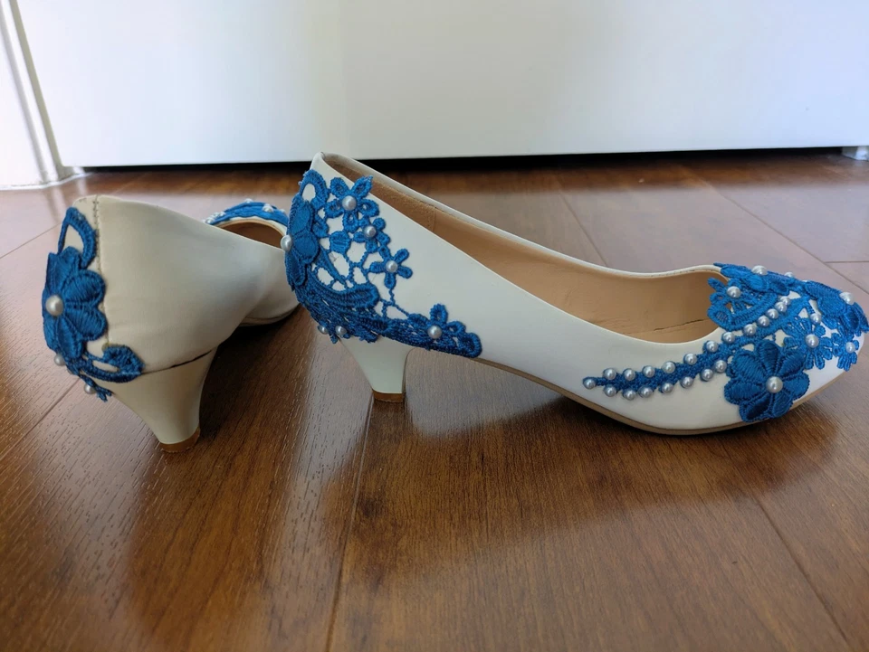 Zapatos de salón de tacón de gatito con cuentas marfil de encaje azul boda Foto 4 de 4