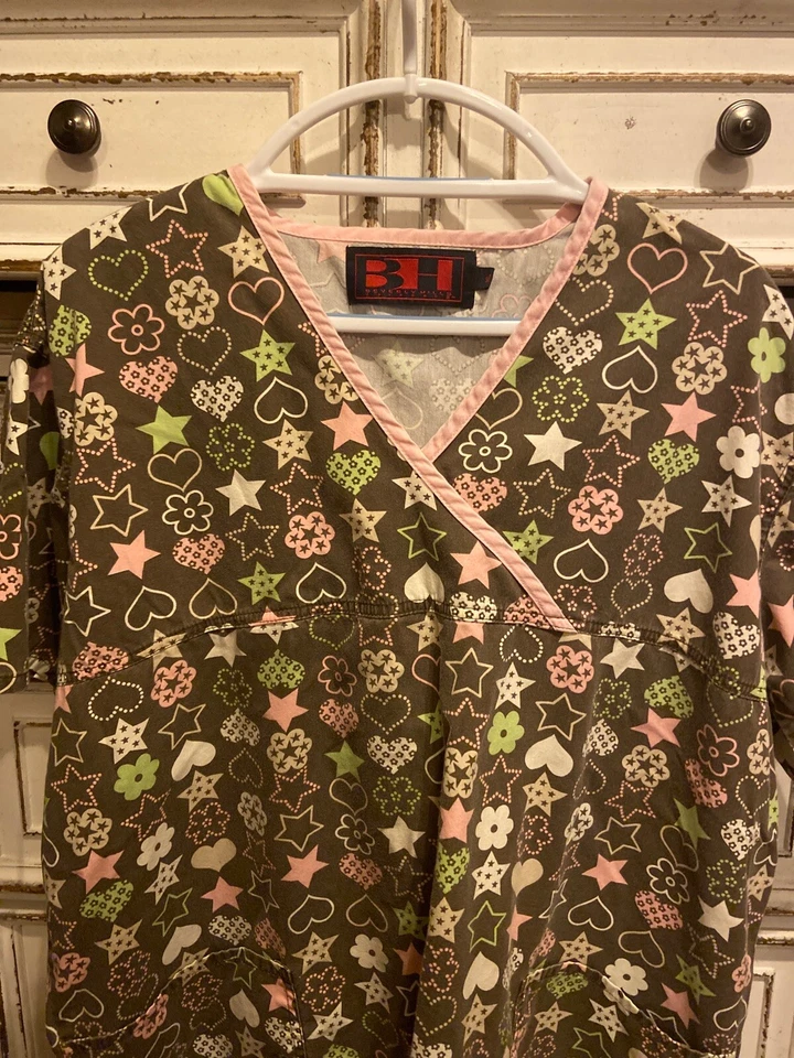 Sutiã Uniformes Feminino Cinza com Rosa, Verde e Branco Estrelas e Corações Esfoliantes Top. Tamanho XL. Usado - Imagem 2 de 4