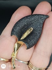 Vintage Elegant Calla Lily Gold Tone Brooch With Black Glitter Decoration