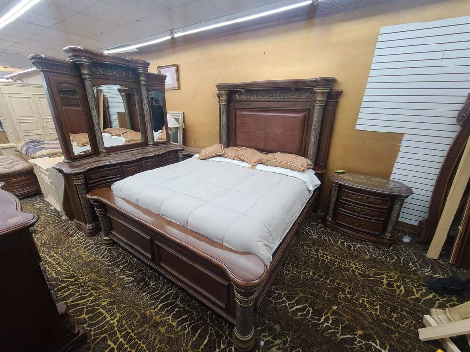 Juego de dormitorio AICO by Michael Amini Torino 5 piezas tamaño king Foto 2 de 4