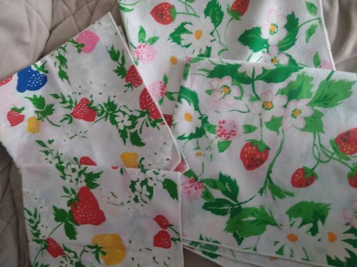 set of 4 strawberry flower cotton napkins 16x16 - Picture 2 of 4