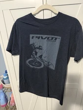 Pivot Cycles T Shirt. Mens Medium 