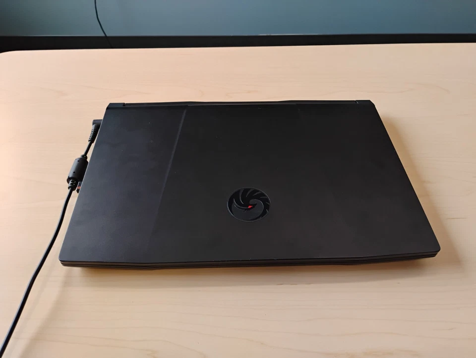 Portátil para juegos MSI Alpha 15 B5EEK CON ENFRIADOR PORTÁTIL RAZER RGB. Negro. Foto 2 de 4