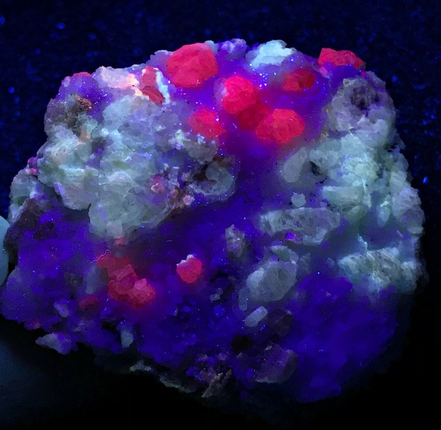 200 GM fluorescent Spinel crystals cmb/Phlogopite and unknown Crystals