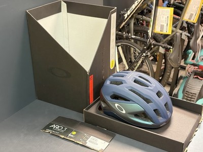 Oakley ARO3 Endurance MIPS - Abyss Blue Silver Colorshift Mist
