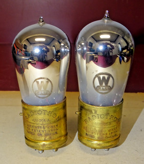 Par de tubos de radio RCA Radiotron UV 201 A base de latón con punta fuertes