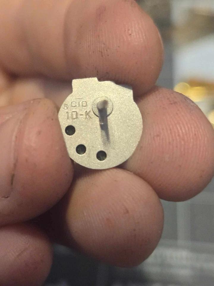 Pin de solapa o corbata Buick, tres esmeraldas de oro de 10 k Foto 2 de 4