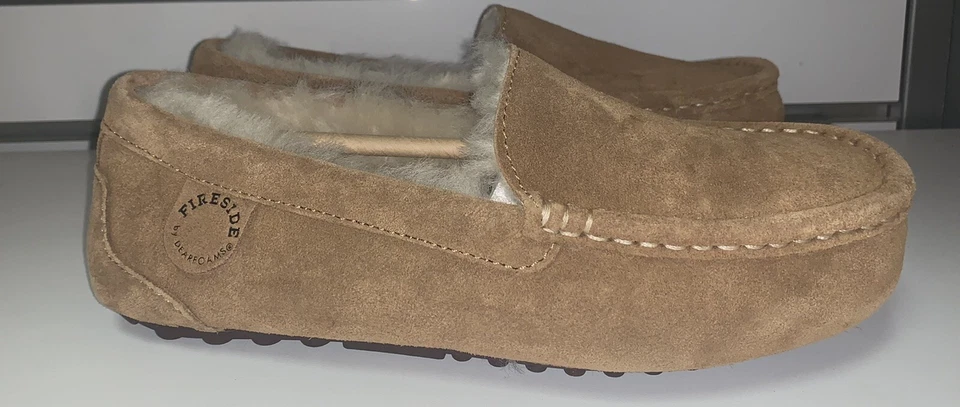 Zapatillas para mujer FIRESIDE Dearfoams Mel mocasín de piel de oveja genuino, castaño 7W Foto 2 de 4