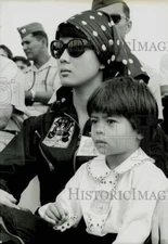 Press Photo Woman & Child - kfx30088