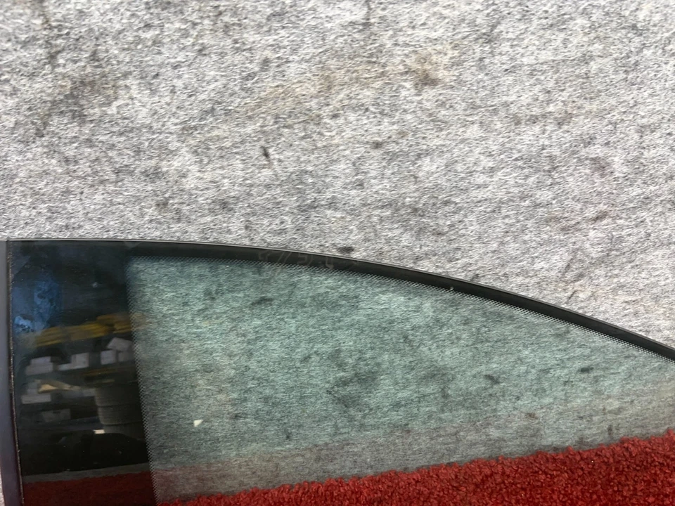 Оригинальное заднее левое стекло на четверть стекла со стороны водителя для BMW 2001-2006 E46 99K - Изображение 3 из 4