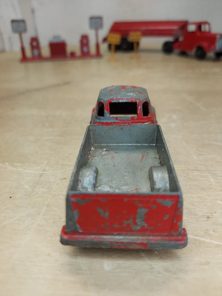 Conjunto de posto de gasolina brinquedo Tootsie vintage 7 peças brinquedos de aço prensado década de 1950 bombas-tanque elevador - Imagem 3 de 4