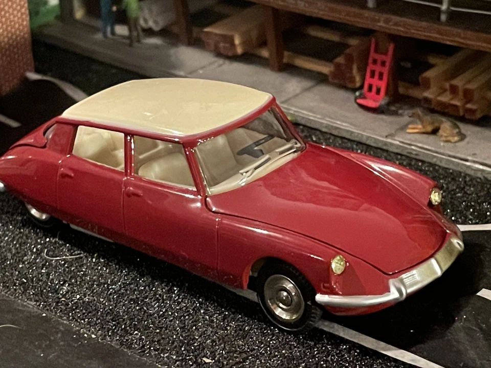 VINTAGE  DINKY TOYS DS 19 CITROEN NEW IN BOX BY ATLAS FRANCE IN 2016 - image 3 of 4