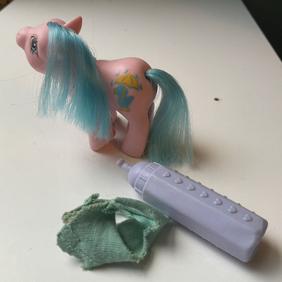 My Little Pony G1 Baby Rainfeather w/bottle & diaper Drink 'N Wet vintage MLP