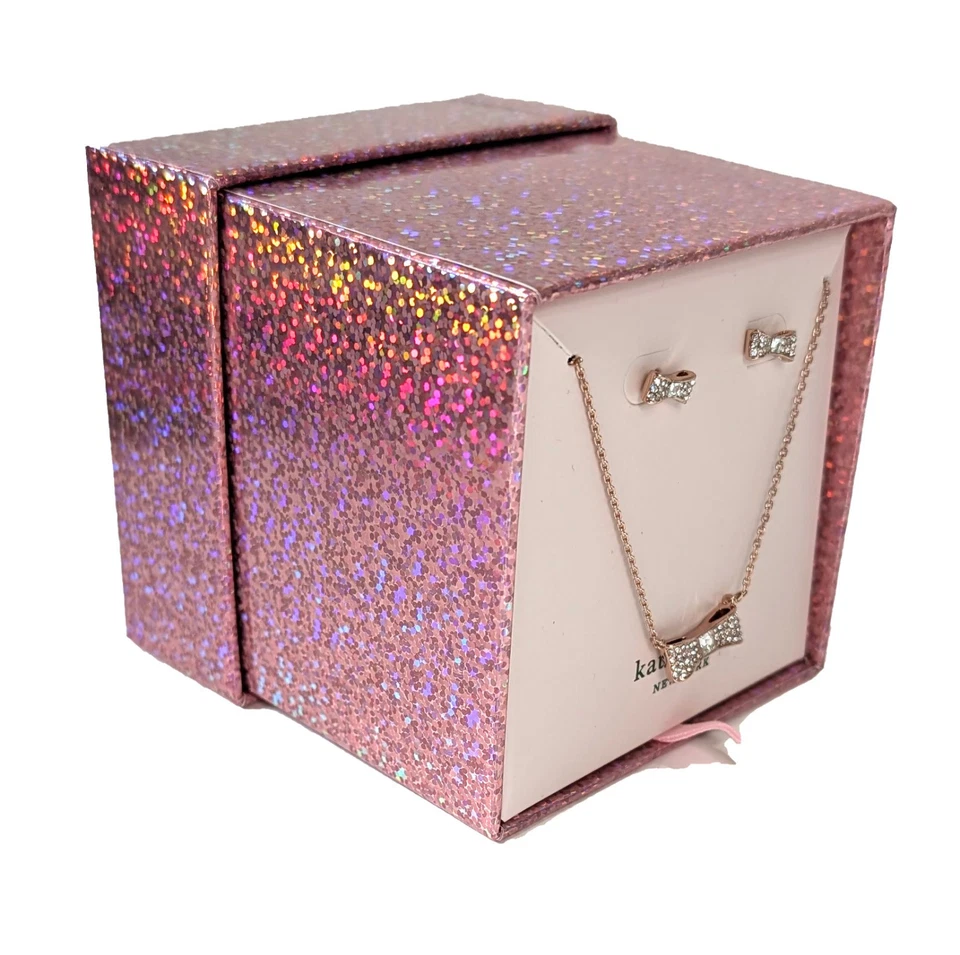 Kate Spade 玫瑰金铺面蝴蝶结吊坠项链和耳钉盒装礼品套装 — 第 4/4 张图片