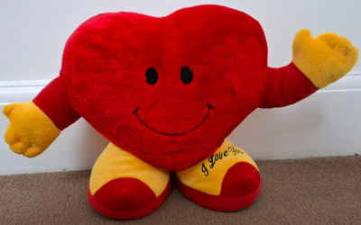 Rotes Kuschelherz Plüsch - ausgestreckte Arme - Fußabdruck ''I Love You'' - 35 cm groß