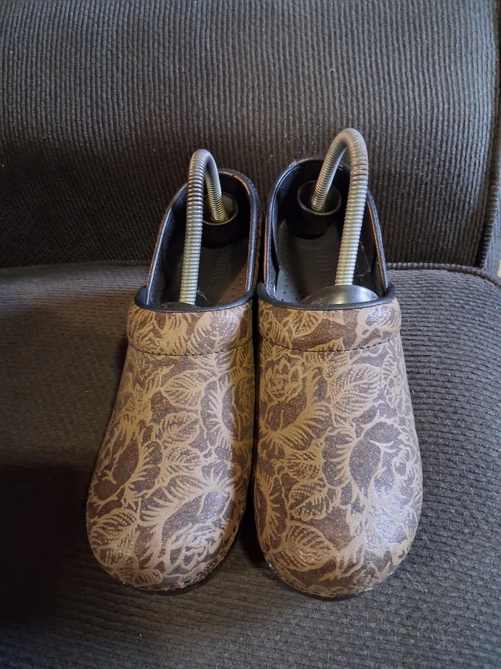 Tamanco Sanita marrom glitter floral estampa rosa couro trabalho de enfermagem tamanho 39/8,5 - Imagem 2 de 4