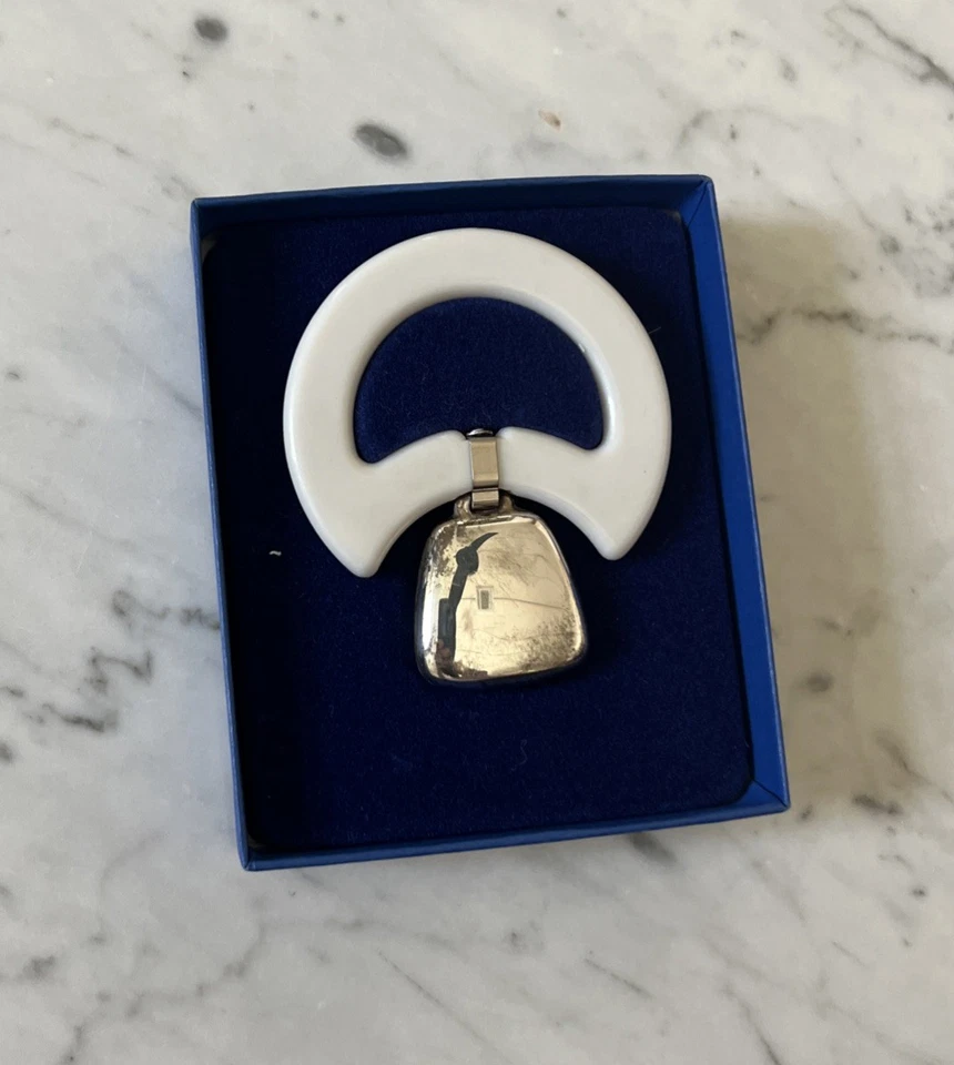 Anillo de dentición de plástico blanco con sonajero para bebé Inman de plata de ley en caja Foto 2 de 4