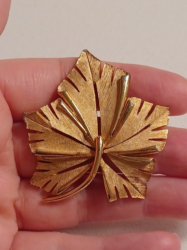 Vintage Gold Tone Signed Crown Trifari Leaf Brooch Pin Costume Jewelry - Picture 4 of 6